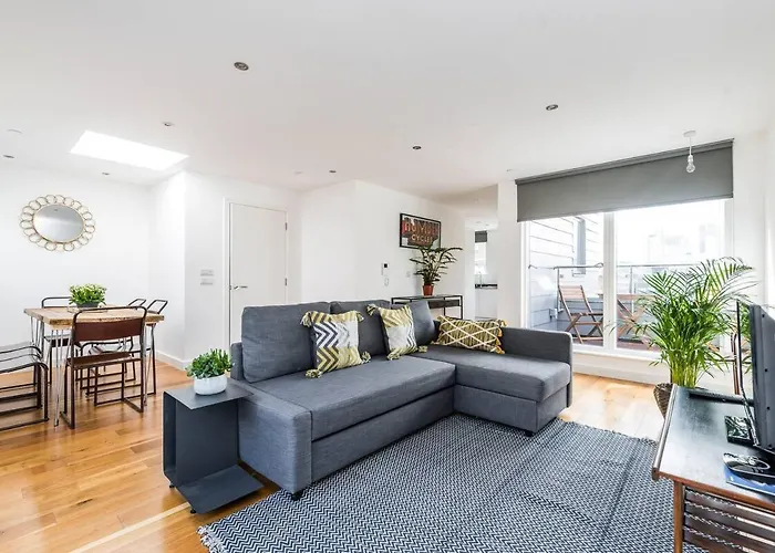 Split Level 3 Bedroom Top Floor Flat