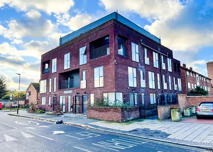 Spacious 8-Person House Near Excel Free Parking