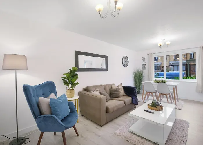 Charming 2-Bedroom, 1-Bathroom Apartment In Transom Square