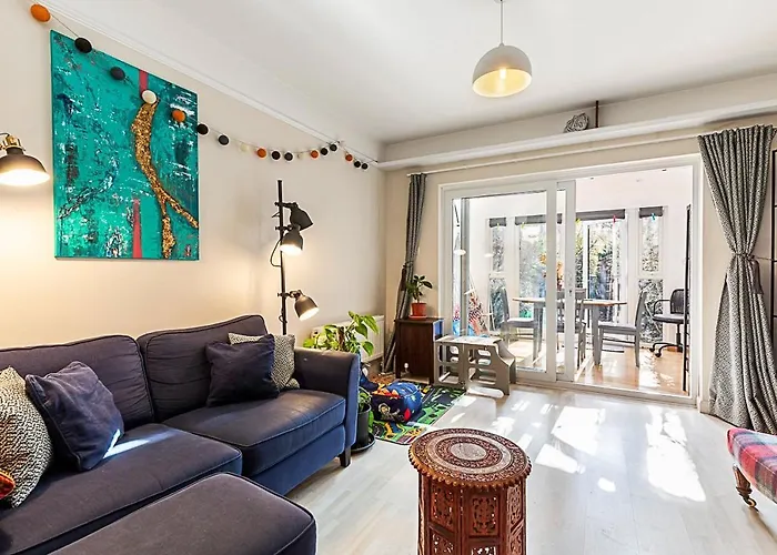 Stylish & Spacious 3-Bed Home In Vibrant Bow