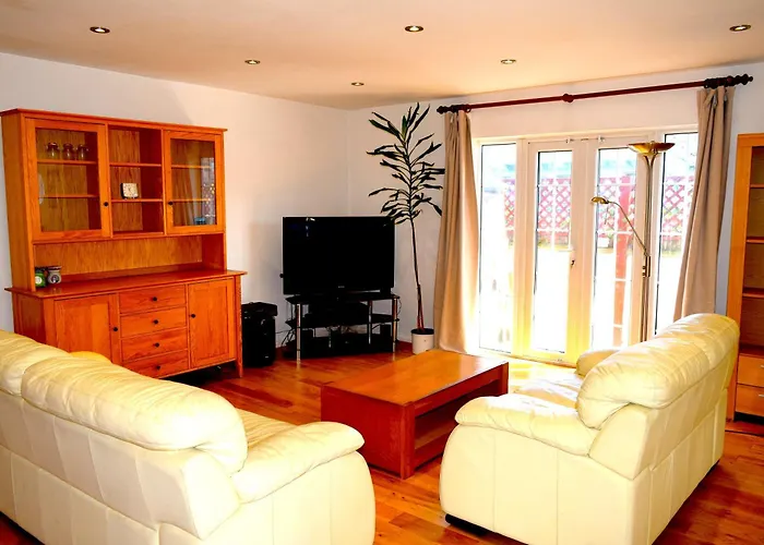 London Stratford - Spacious 2 Bed Flat With Secured Parking & Private Garden