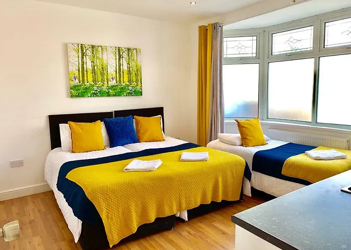 4 Bedrooms, 3 Baths, Full Kitchen&Lounge, Garden, Free Parking