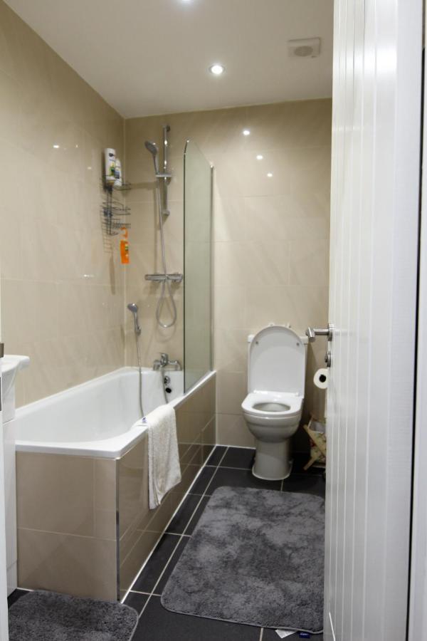 Modern 2 Bedroom In The Heart Of Greenwich Appartement Londen
