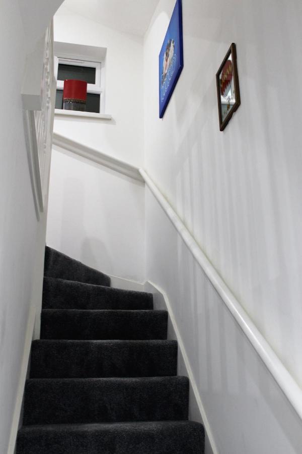 Modern 2 Bedroom In The Heart Of Greenwich Appartement Londen