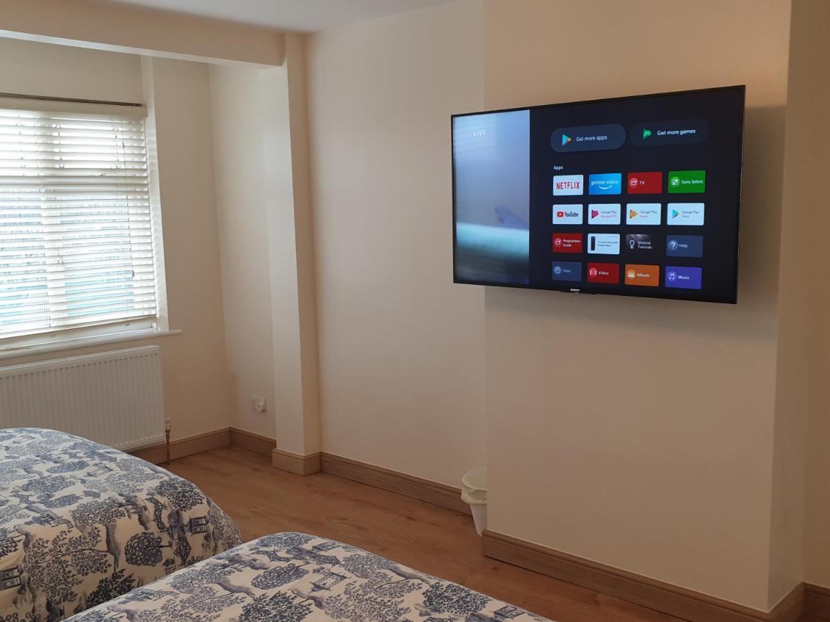 Apartment Luxury 3 Bedroom Flat 1min Walk From Underground, With Free Parking Sleeps X10 *