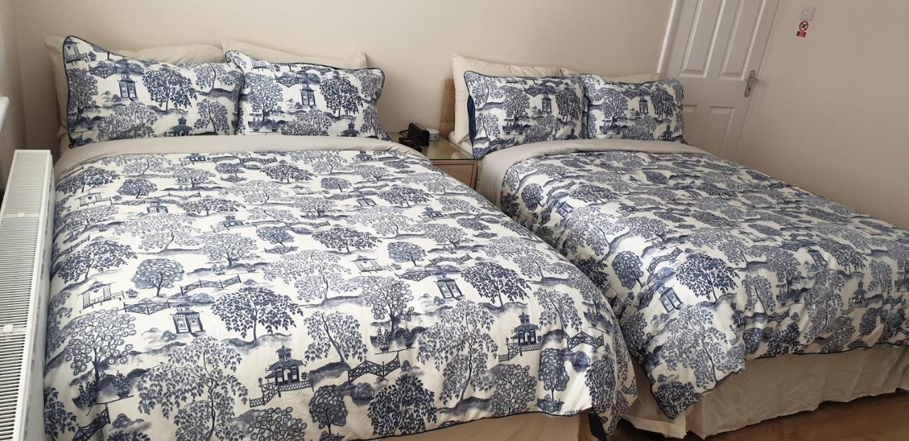 Luxury 3 Bedroom Flat 1min Walk From Underground, With Free Parking Sleeps X10 * London