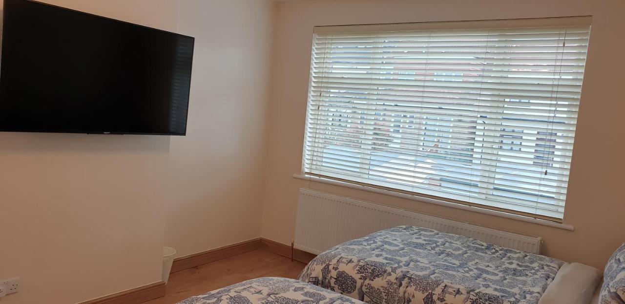 Luxury 3 Bedroom Flat 1min Walk From Underground, With Free Parking Sleeps X10 Apartment *