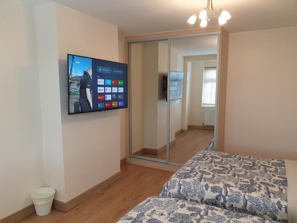 Luxury 3 Bedroom Flat 1min Walk From Underground, With Free Parking Sleeps X10 Apartment London
