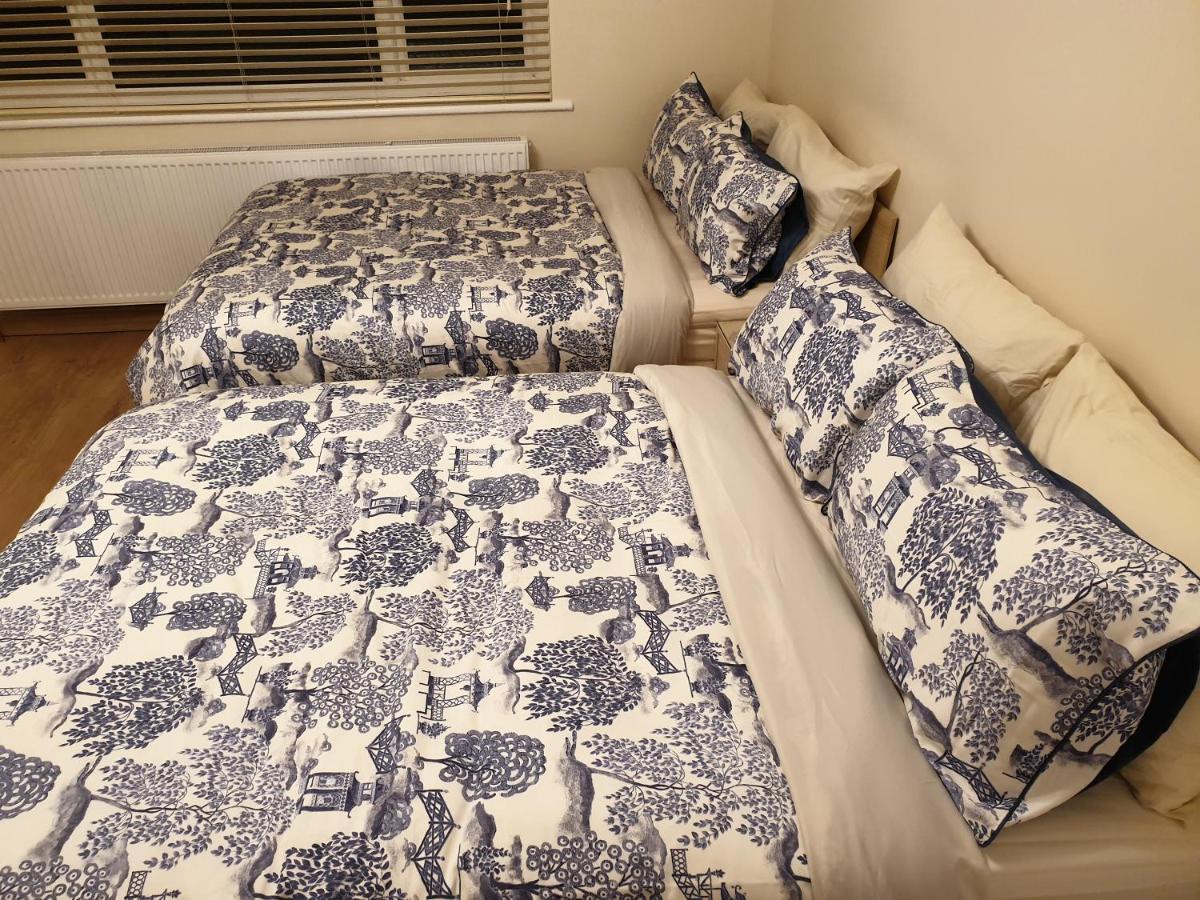 Luxury 3 Bedroom Flat 1min Walk From Underground, With Free Parking Sleeps X10 Apartment London