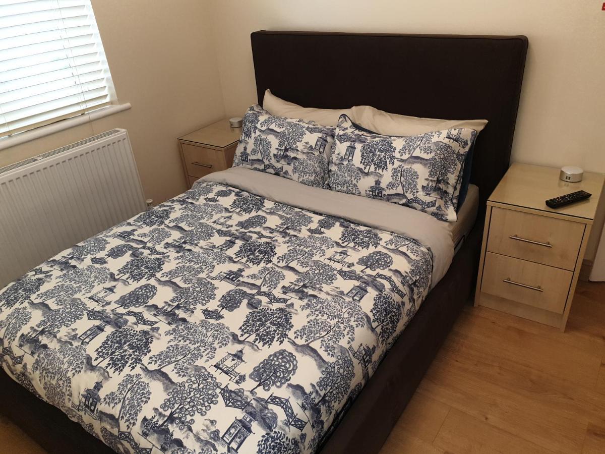Luxury 3 Bedroom Flat 1min Walk From Underground, With Free Parking Sleeps X10 Apartment