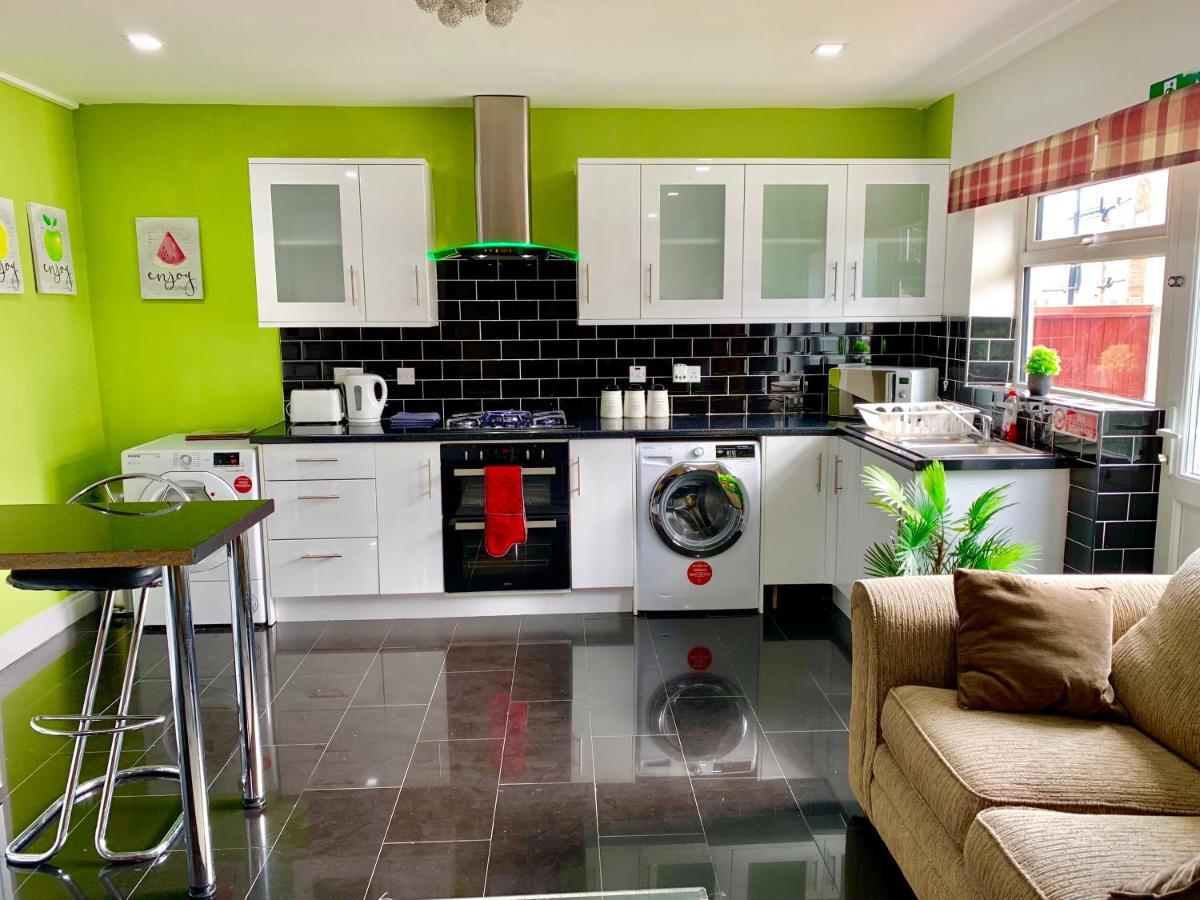 4 Bedrooms, 3 Baths, Full Kitchen&lounge, Garden, Free Parking Londen