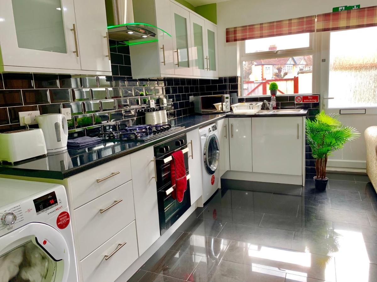 4 Bedrooms, 3 Baths, Full Kitchen&lounge, Garden, Free Parking