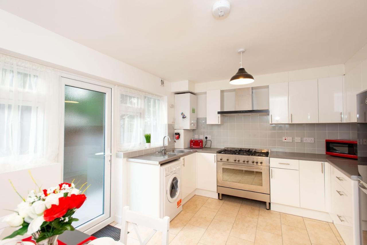 Stunning Four Bedroom House Close To Excel, O2 & With Free Parking Vakantiehuis *