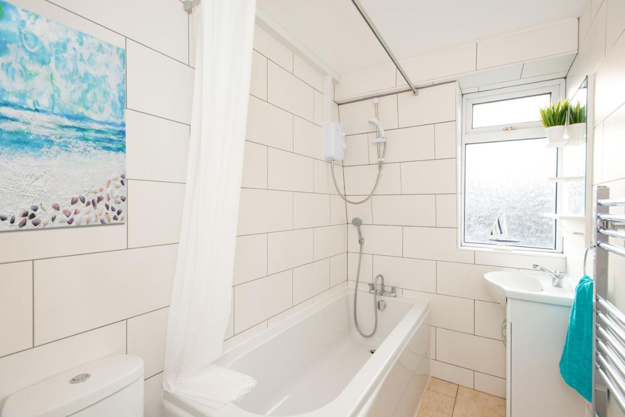 Stunning Four Bedroom House Close To Excel, O2 & With Free Parking Londen