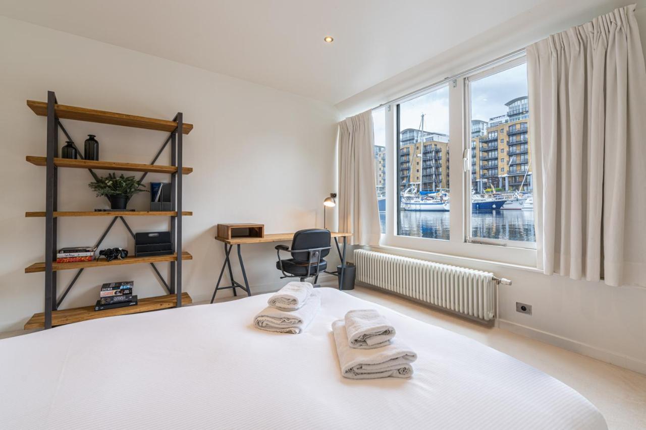 Charming Houseboat Featuring A Sauna Apartment London