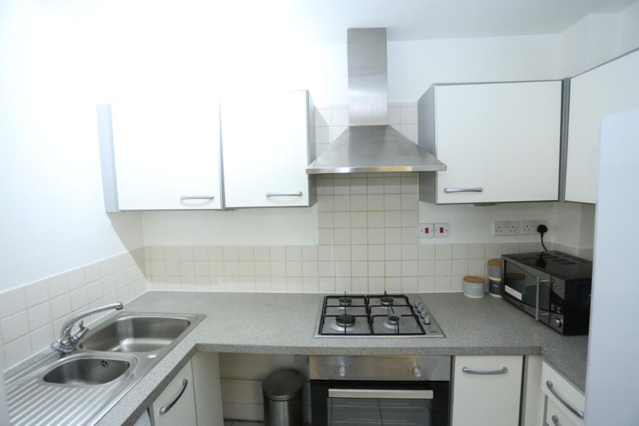 Lovely View 2 Beds 2 Bath Apartment, London
