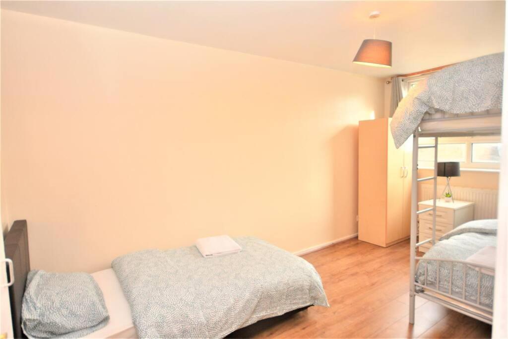 Spacious 2bedroom With Patio By Excel Centre * Londen