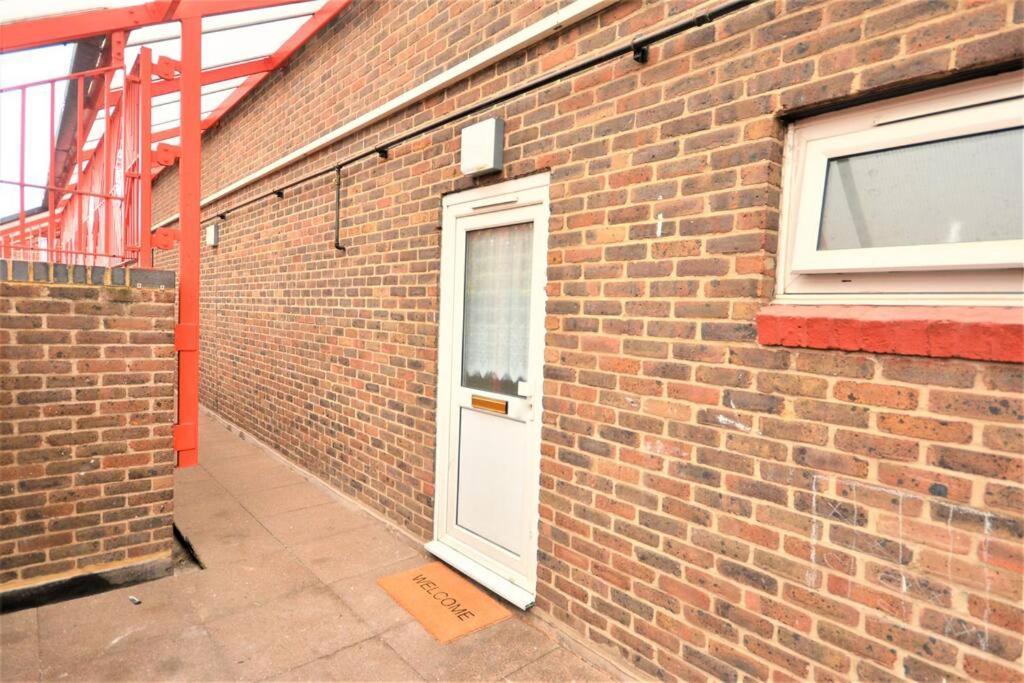 Spacious 2bedroom With Patio By Excel Centre Londen