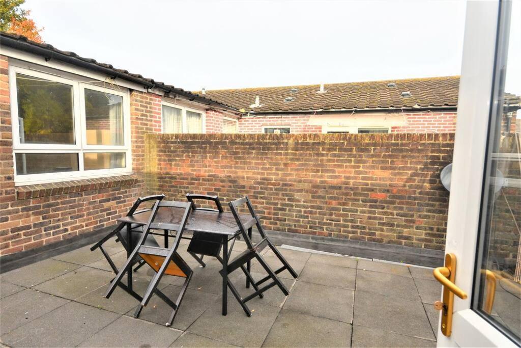Appartement Spacious 2bedroom With Patio By Excel Centre Londen