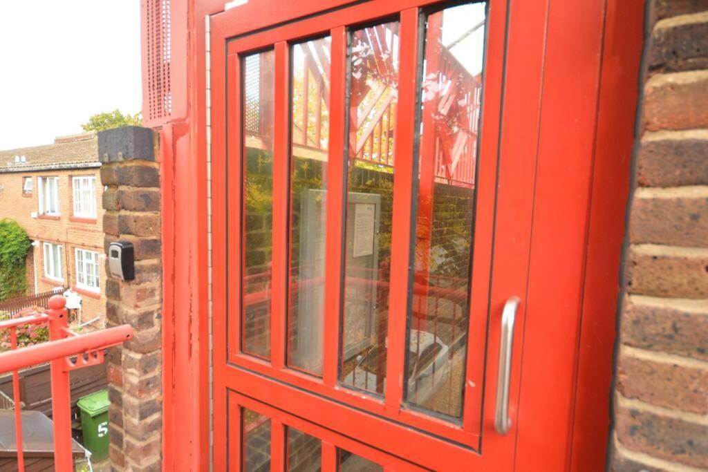 Spacious 2bedroom With Patio By Excel Centre * Londen