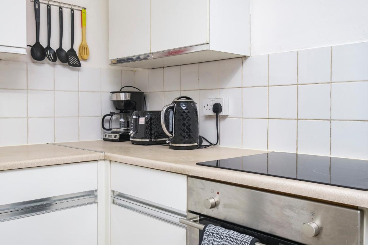 Spacious 3 Bed 1 Bath Hse W Guest Toilet W Parking Near Excel - E16 * Londres