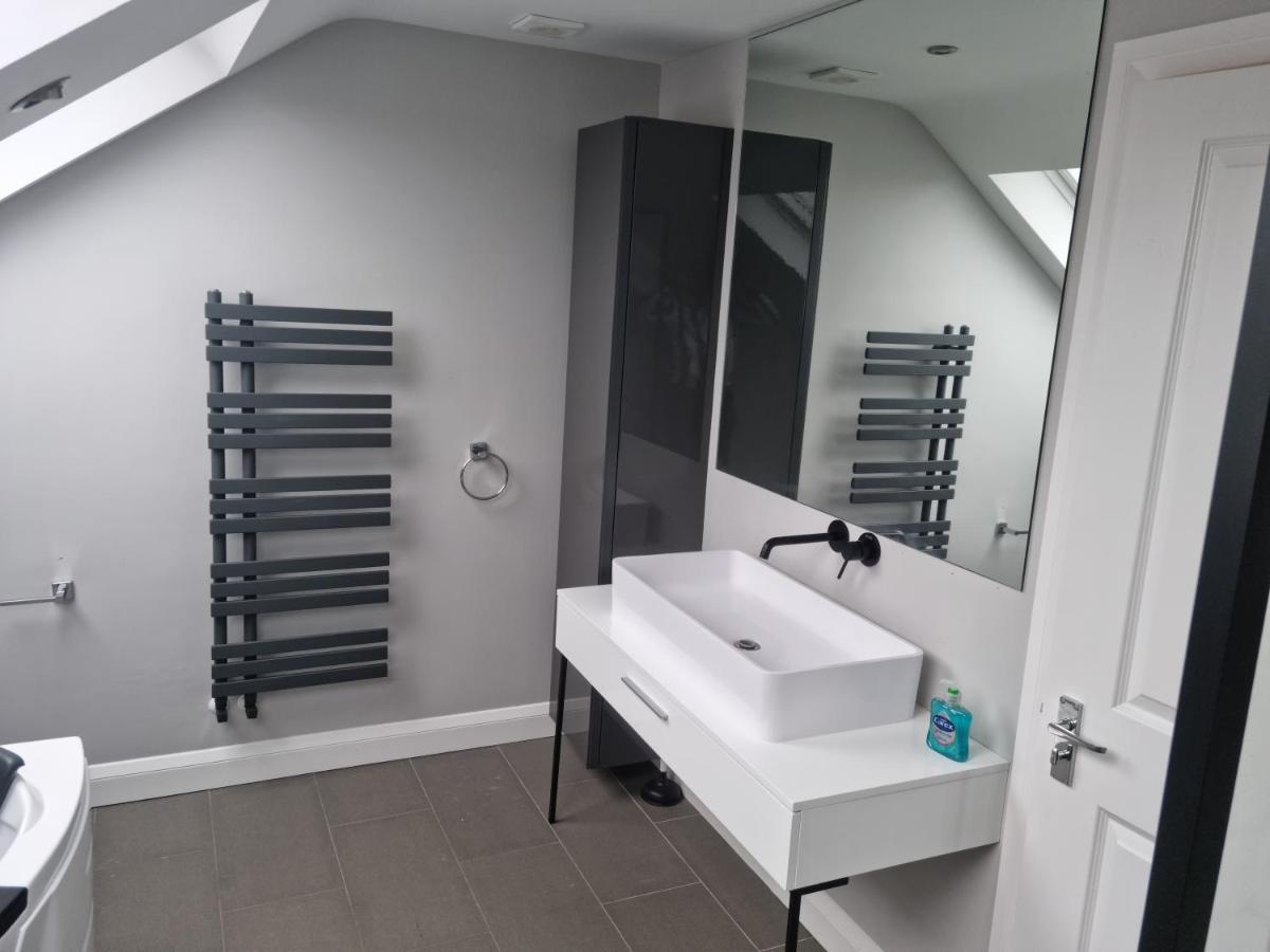 Bright, Spacious 4 Bed With A Jacuzzi! Apartamento