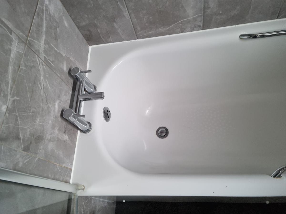 Apartamento Bright, Spacious 4 Bed With A Jacuzzi! Londres