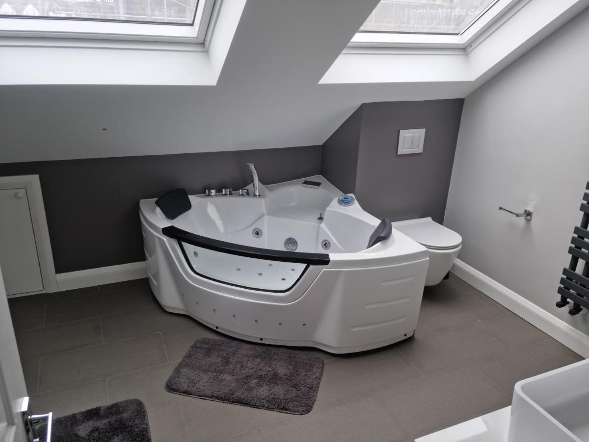 Bright, Spacious 4 Bed With A Jacuzzi! * Londres