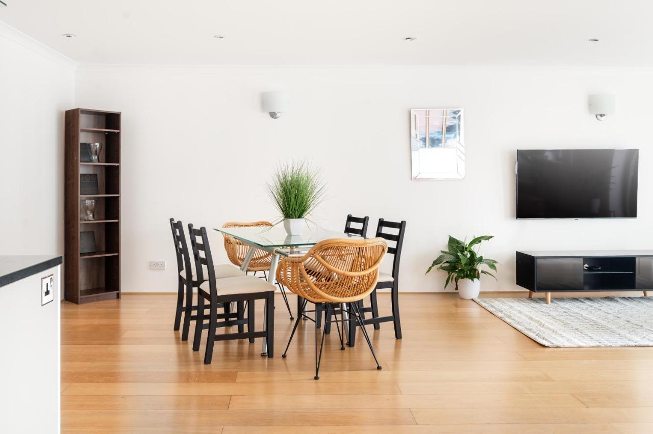 Apartment Riverside Two Bedroom In Canary Wharf *