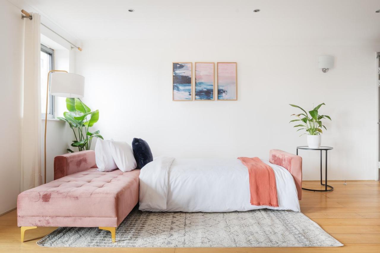 Riverside Two Bedroom In Canary Wharf London