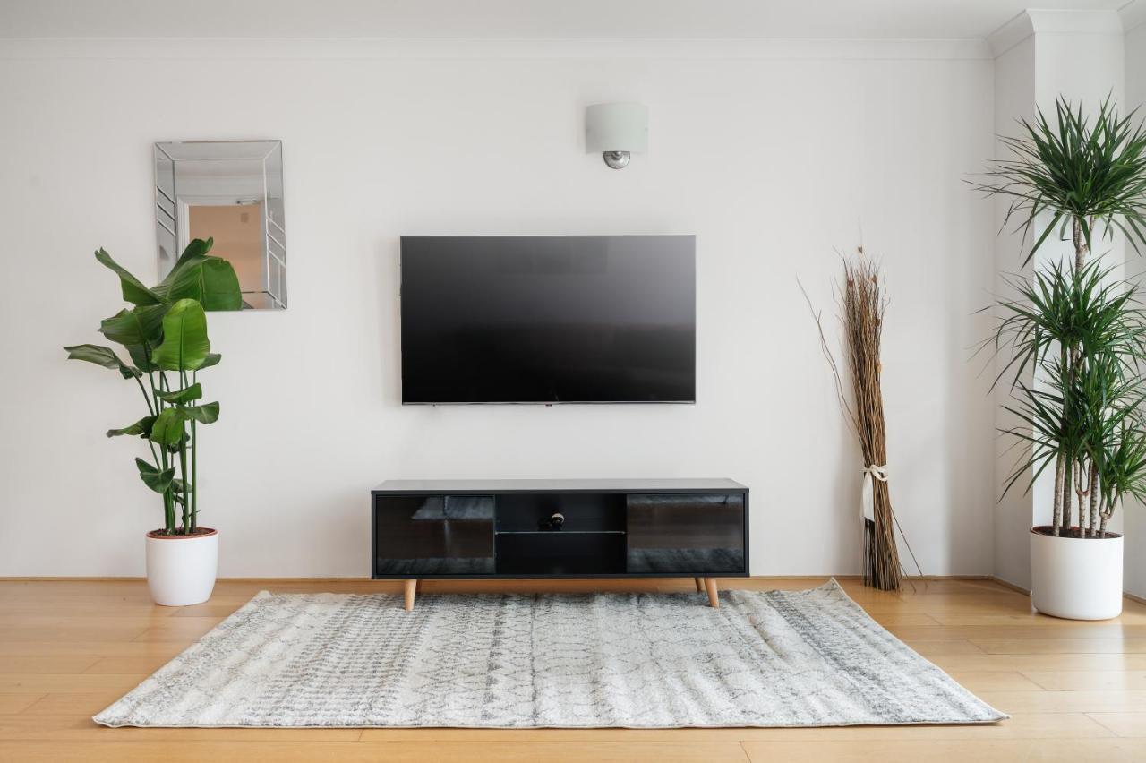 Riverside Two Bedroom In Canary Wharf Apartment *