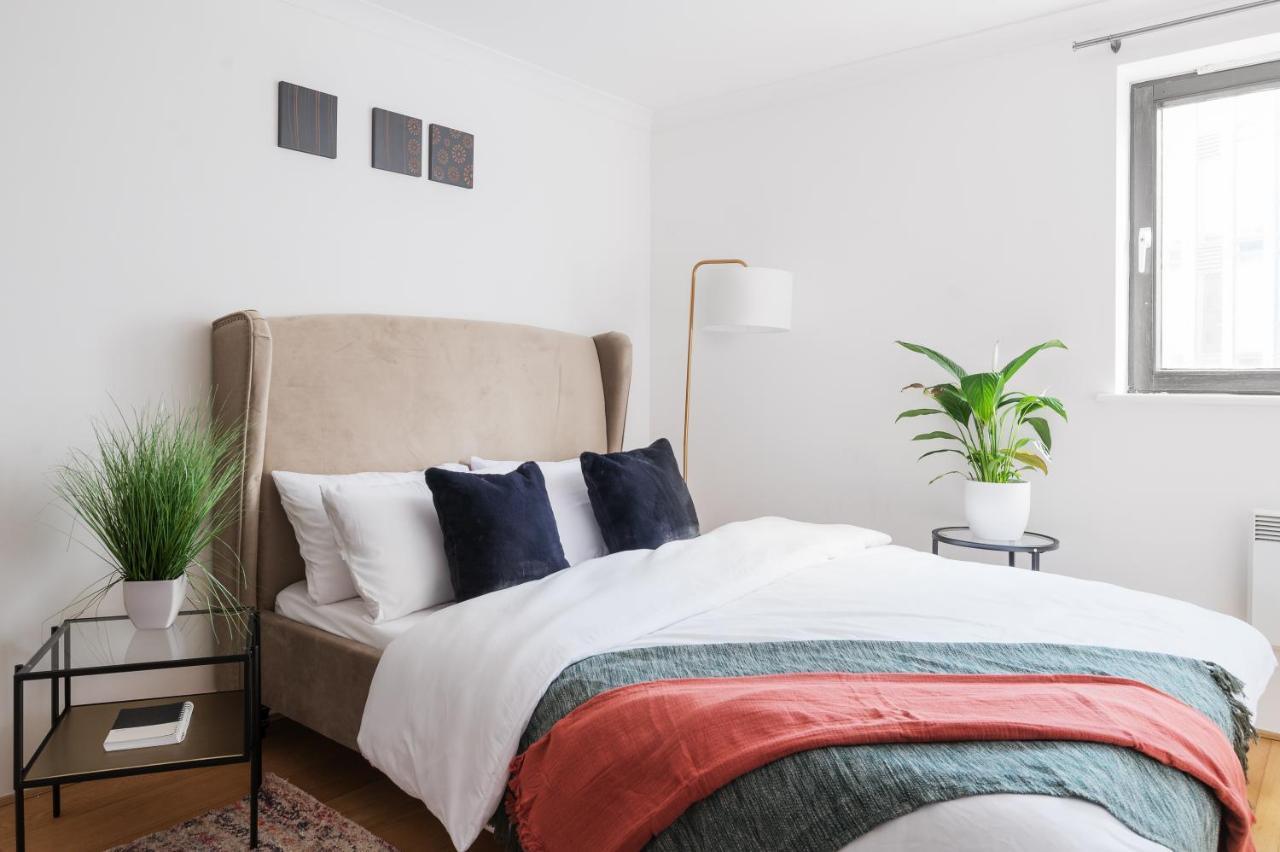 Riverside Two Bedroom In Canary Wharf Apartment *