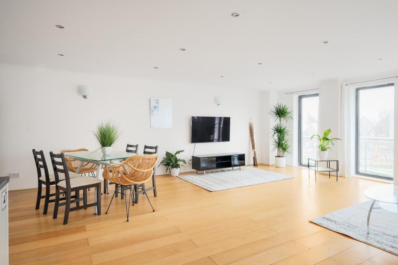 Apartment Riverside Two Bedroom In Canary Wharf *