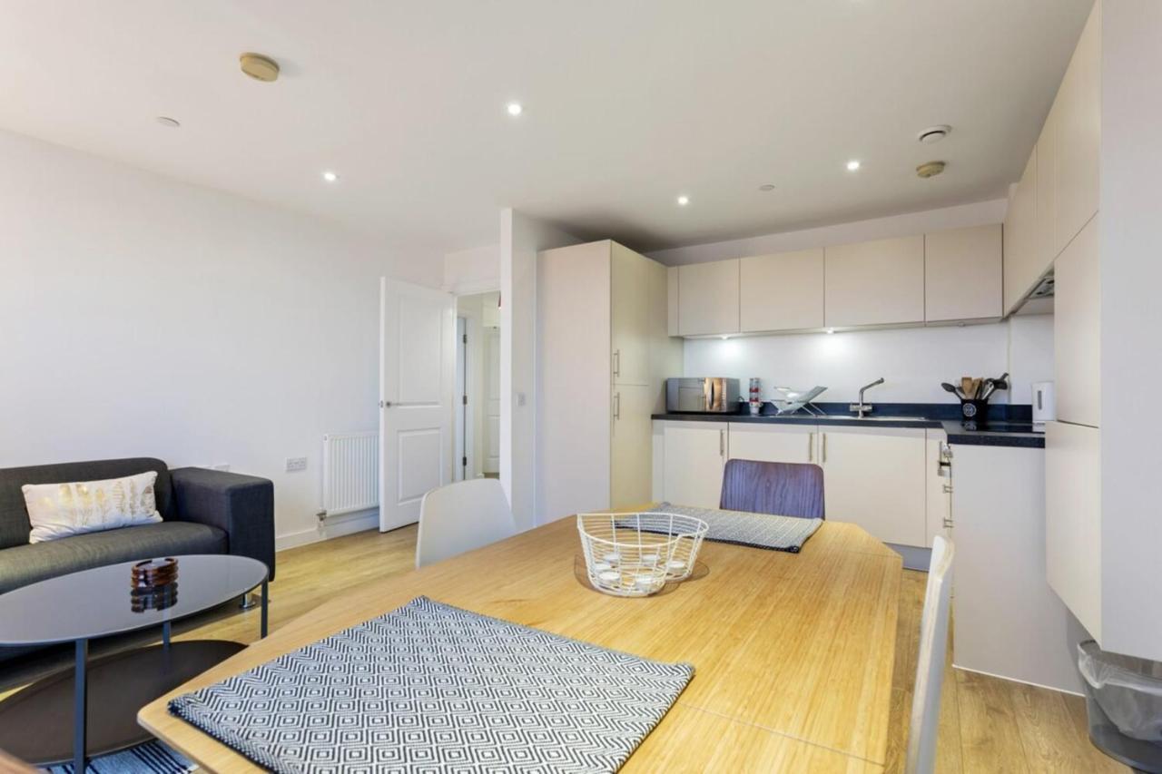 Modern 1 Bedroom Near Canary Wharf With Balcony London