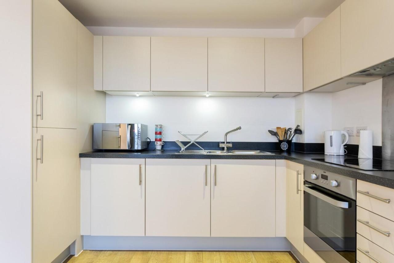 Modern 1 Bedroom Near Canary Wharf With Balcony London