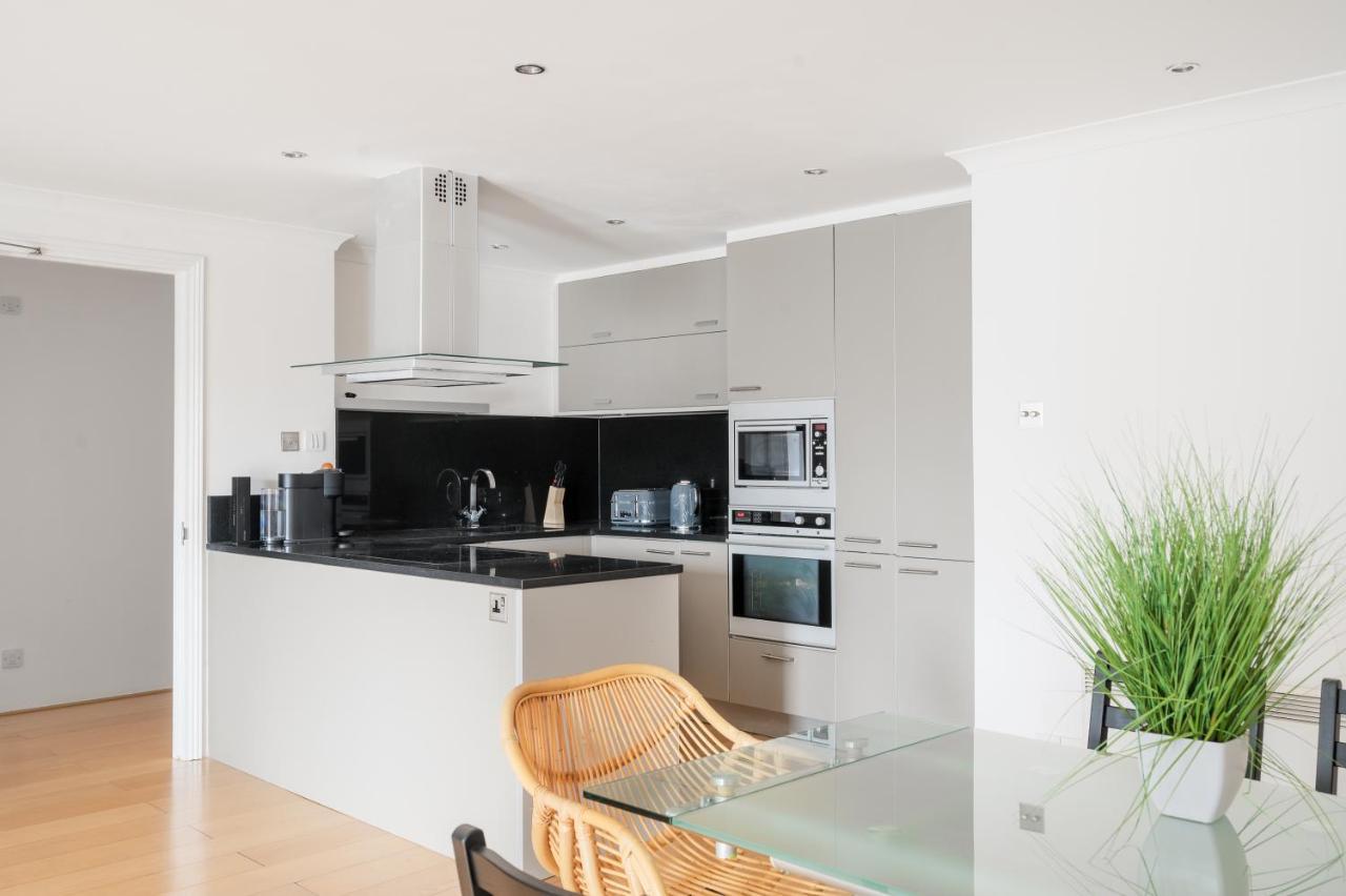 Apartment Riverside Two Bedroom In Canary Wharf