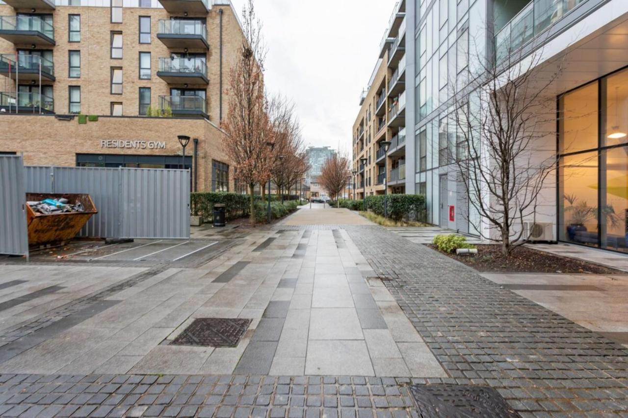 Modern 1 Bedroom Near Canary Wharf With Balcony *