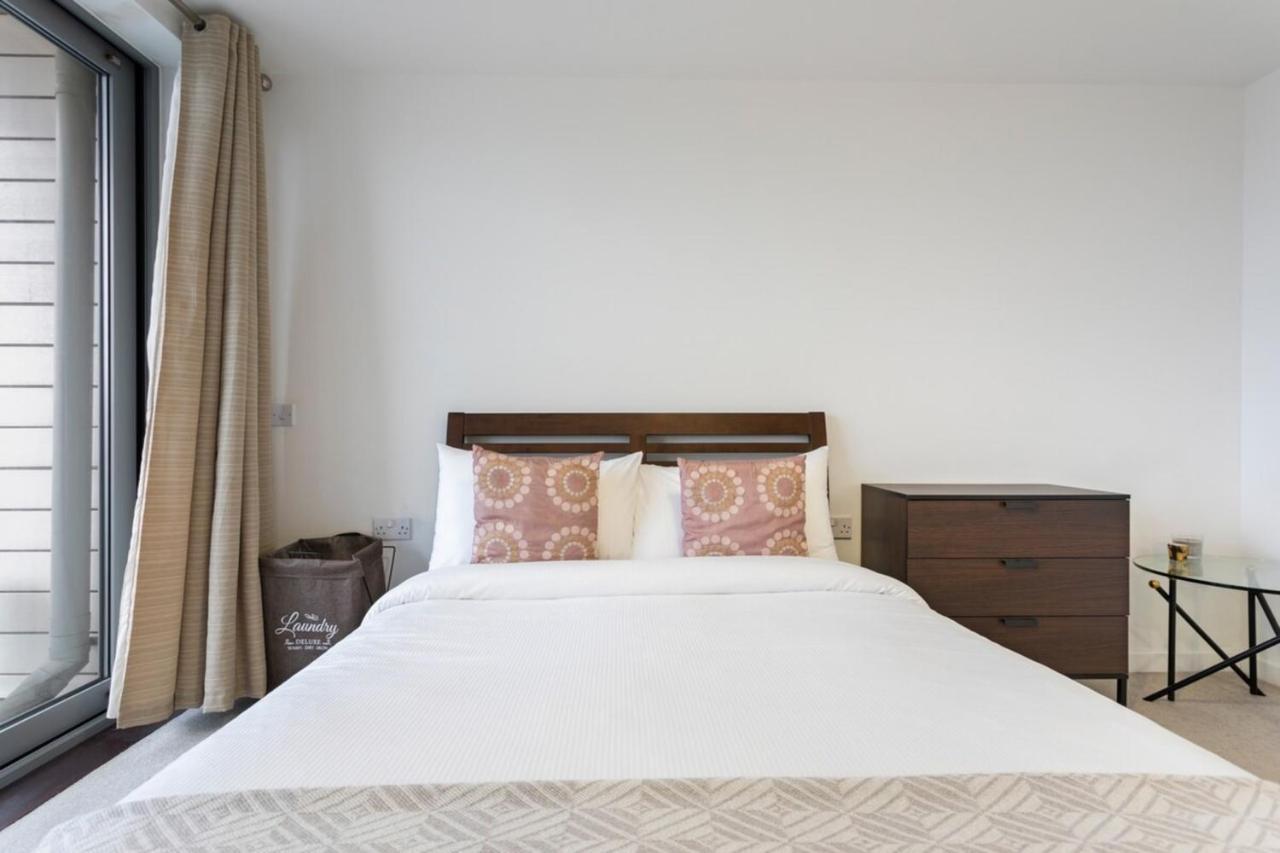 Modern 1 Bedroom Near Canary Wharf With Balcony