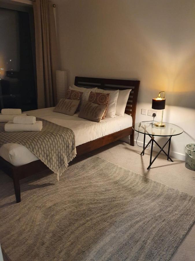 Modern 1 Bedroom Near Canary Wharf With Balcony Apartment *