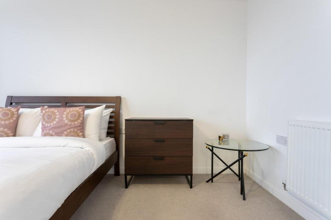 Modern 1 Bedroom Near Canary Wharf With Balcony * London