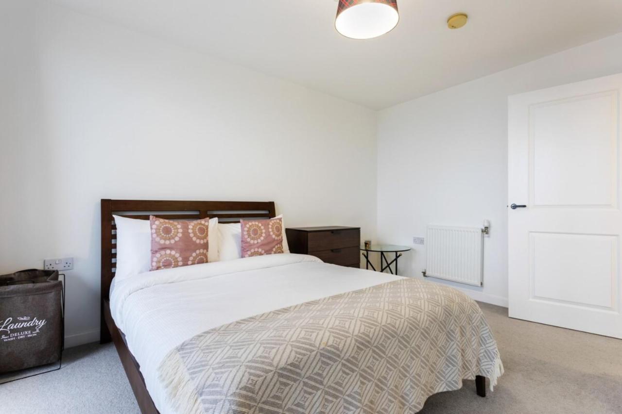Modern 1 Bedroom Near Canary Wharf With Balcony Apartment