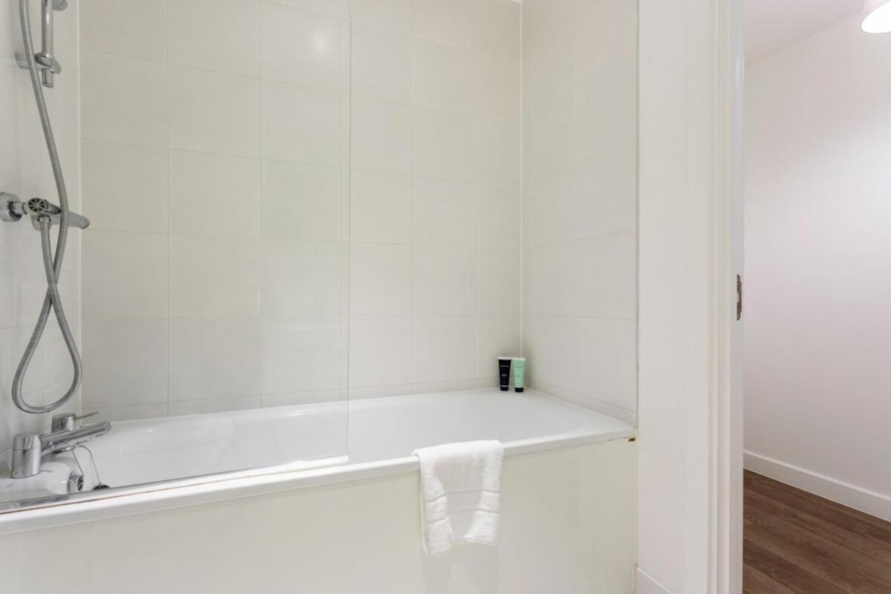 Apartment Modern 1 Bedroom Near Canary Wharf With Balcony London