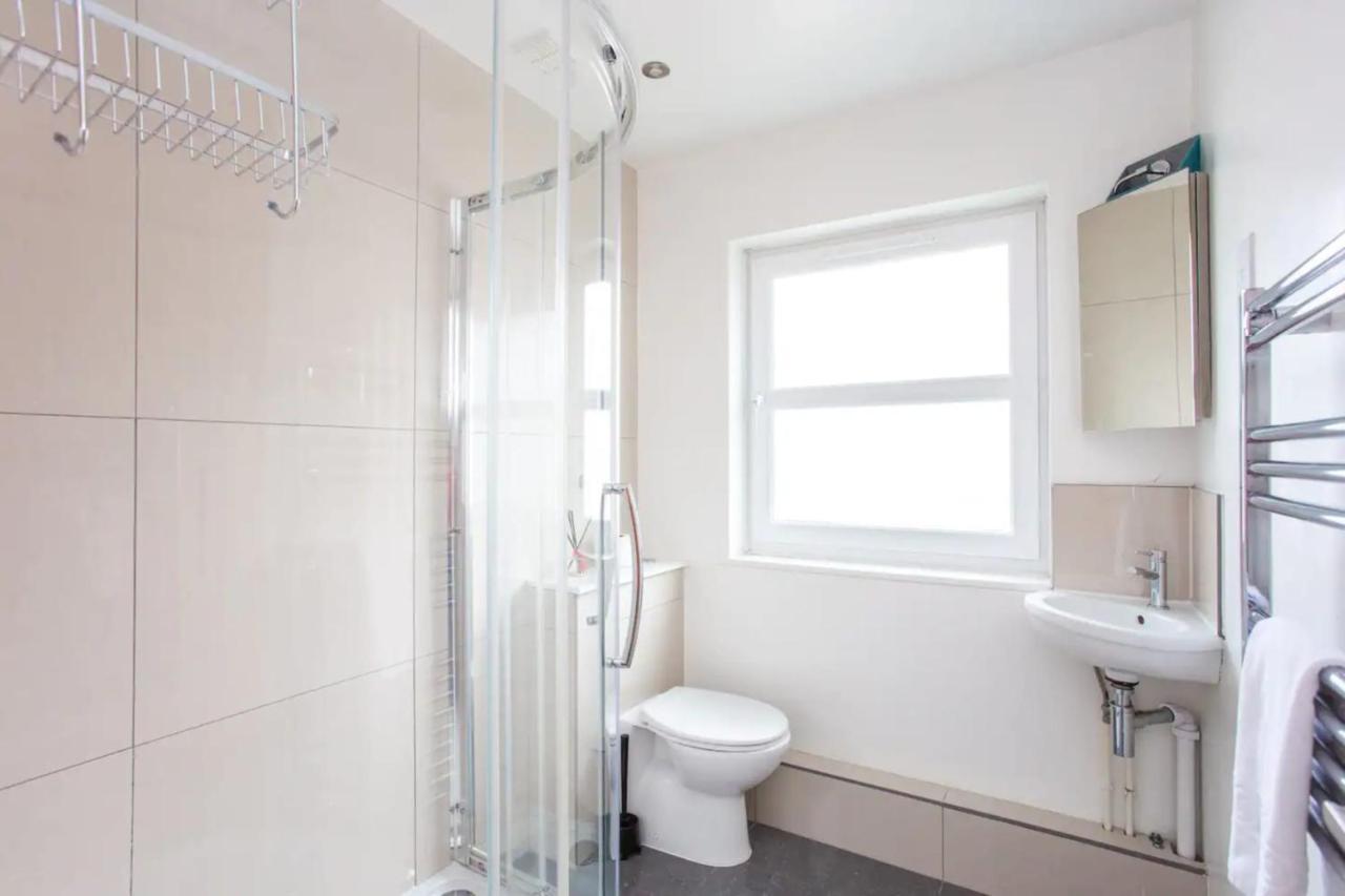 Vakantiehuis Charming 3 Bedroom With Garden In Peaceful Surrey Quays