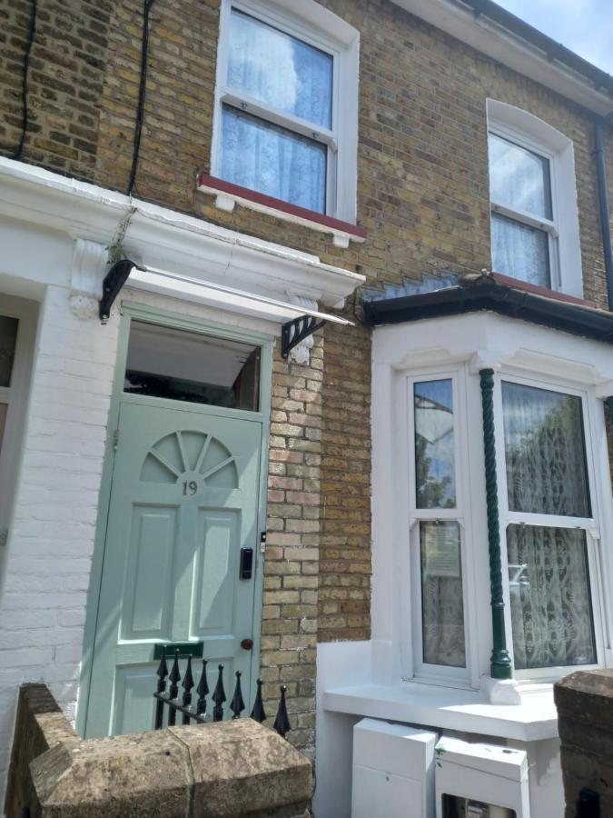 Bubblesbnb- 4 Bedroom House London