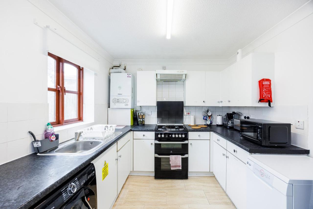Lovely 2 Bd Hse With Parking Near Excel London