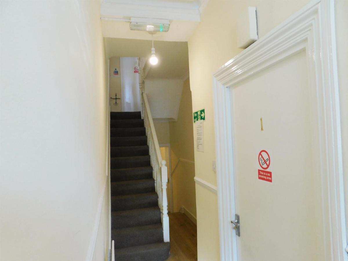 Entire 4 Bedroom Terrace House In Apartment