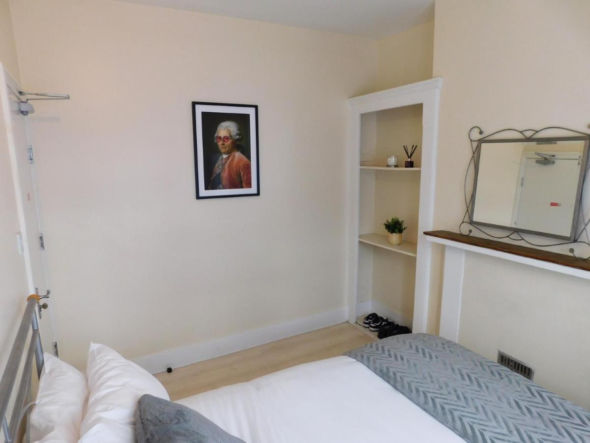 Entire 4 Bedroom Terrace House In Apartment *