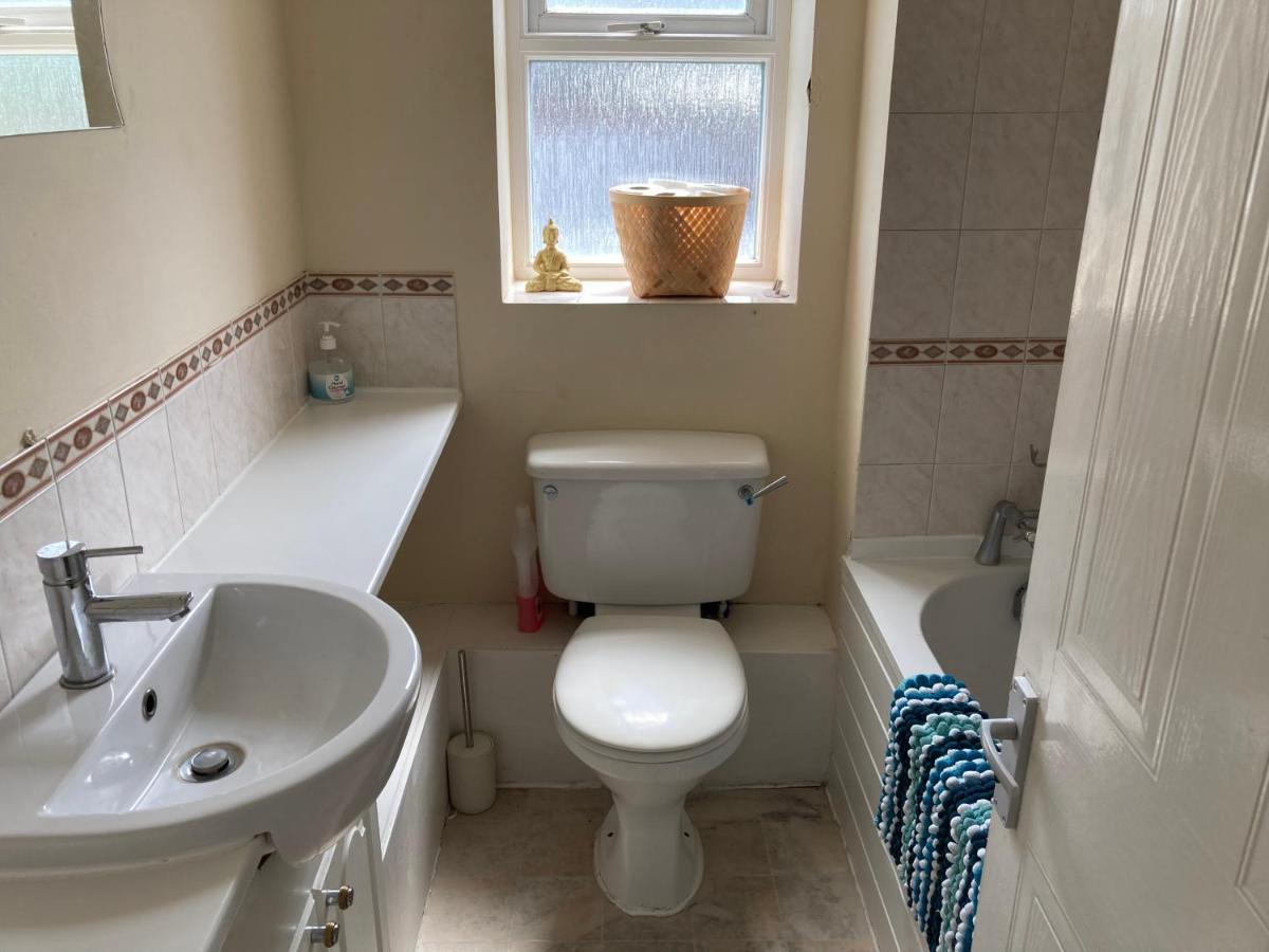 Comfortable With Private Balcony And Shared House Homestay