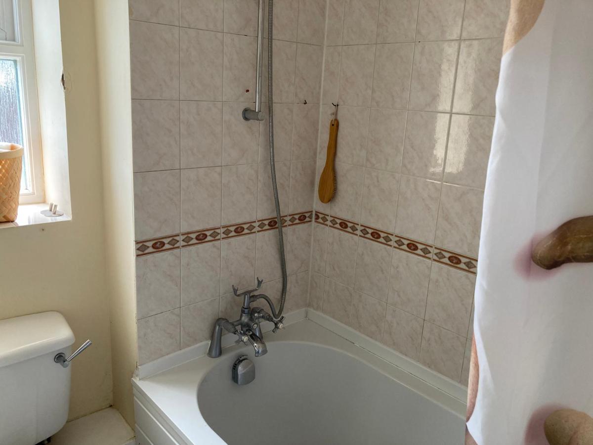 Comfortable With Private Balcony And Shared House * London