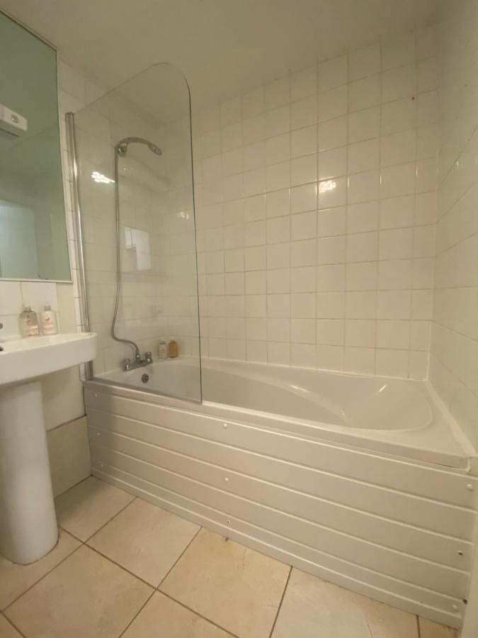 Comfy 2 Bed Flat With Free Parking, Close To Tube Londen